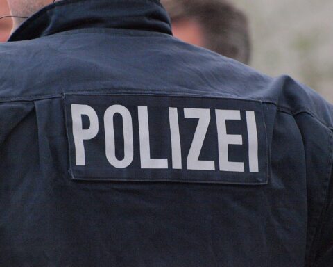 Zwei beschädigte Fahrzeuge nach Verkehrsunfall auf Bundesstraße 215, Polizei vor Ort.