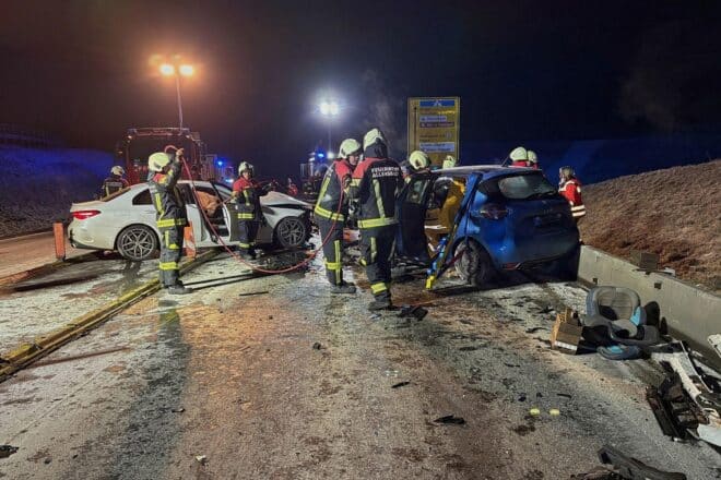 Schwerer Unfall auf B33 bei Allensbach – Person musste befreit werden