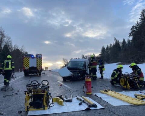 Feuerwehrkräfte retten Verletzten nach schwerem Verkehrsunfall zwischen Nagold und Mötzingen.