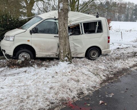 VW-Bus kollidiert mit Baum, Unfallstelle abgesperrt, Rettungskräfte im Einsatz.