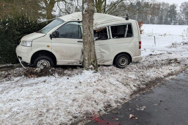 Schwerer Unfall auf winterglatter Straße bei Stade – 21-Jähriger verletzt