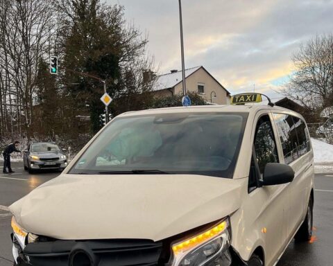 Unfallstelle mit beschädigtem Skoda, Taxi und Verkehrszeichen in Wermelskirchen nach Kollision.