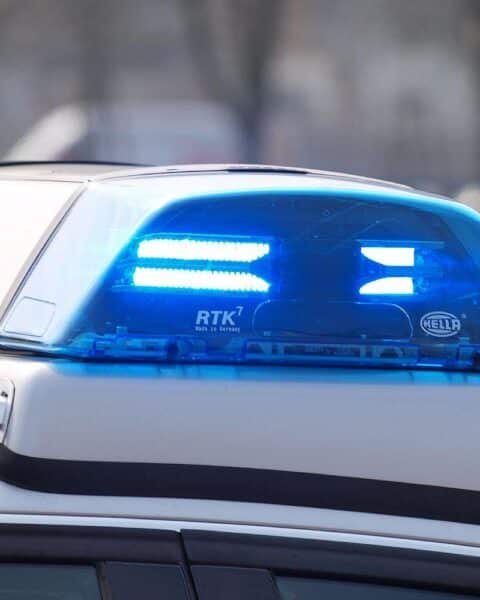 Polizei und Rettungskräfte am Unfallort mit Quad, Baumwurzel und schwer verletztem Sozius.