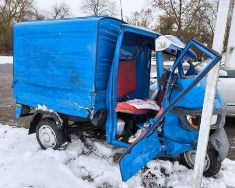 Ein schwerer Verkehrsunfall mit einer blauen Piaggio Ape und einem Opel Astra.