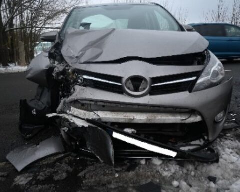 Schwerverletzter Autofahrer nach Auffahrunfall, beschädigte Fahrzeuge auf Bundesstraße in Leppin.