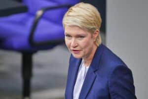 Manuela Schwesig, ernsthaft, in ihrem Büro, diskutiert Landespolitik und zukünftige Wahlen.
