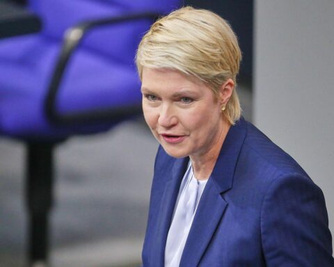 Manuela Schwesig, ernsthaft, in ihrem Büro, diskutiert Landespolitik und zukünftige Wahlen.