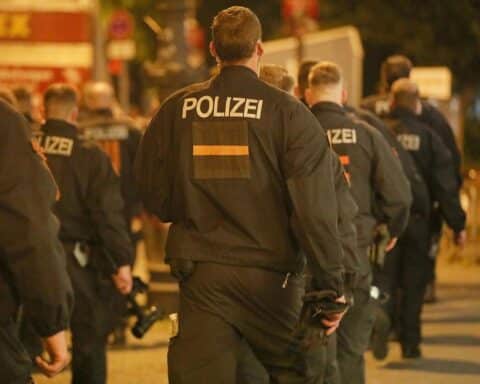 Verkehrsunfall mit mehreren Fahrzeugen, Polizei am Einsatzort, beschädigte Autos und entfernte Taxi.