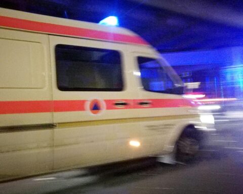 Krankenwagen vor einem Brandort, symbolisiert Tragödie und Gefahr von Silvesterfeuerwerk.