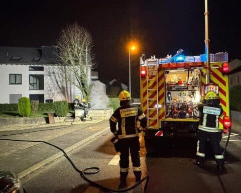 Brand von Mülltonnen in Kriftel, Feuerwehr im Einsatz nach Silvesterfeuerwerken.