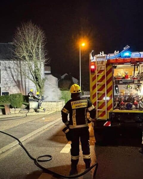 Brand von Mülltonnen in Kriftel, Feuerwehr im Einsatz nach Silvesterfeuerwerken.