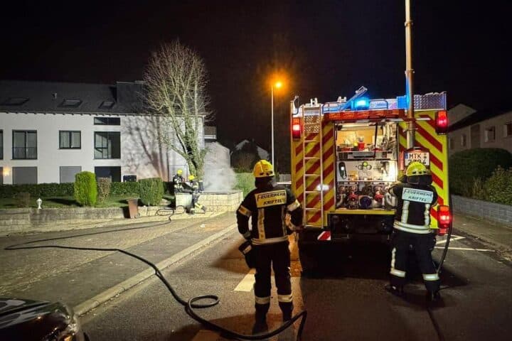Brand von Mülltonnen in Kriftel, Feuerwehr im Einsatz nach Silvesterfeuerwerken.