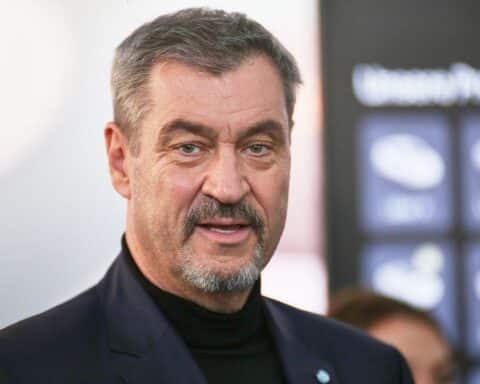 Markus Söder spricht optimistisch über Freiheit und Demokratie in herausfordernden Zeiten.