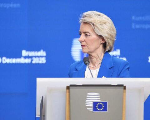 Martin Sonneborn fordert Überwachung von Ursula von der Leyen wegen Transparenz und Kommunikationskontrolle.