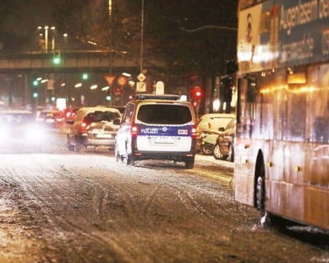 Winterlicher Straßenverkehr mit Schnee und Eis, kommunalen Streusalzreserven und potenziellen Frostschäden.