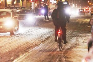 Winterliche Straßenverhältnisse in Berlin: Schnee, Verkehr, Glätte und starker Wind prägen die Situation.