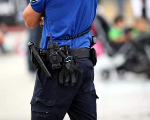 Polizist vor Bar in Crans-Montana, an Ermittlungen nach tödlichem Brand beteiligt.