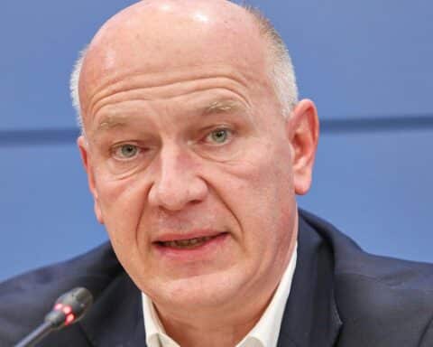 Kai Wegner spielt Tennis während Berliner Stromausfall; Kritik an seines Krisenmanagements.