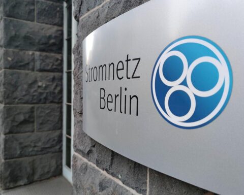 Stromausfall in Berlin: Brand an Kabelbrücke, 45.400 Haushalte ohne Strom, Reparaturen laufen.