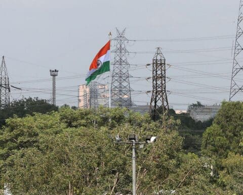Stromleitungen in Neu-Delhi symbolisieren die wirtschaftliche Verbindung zwischen EU und Indien.
