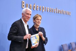 Senioren nutzen zunehmend das Internet: Fortschritte in der Digitalen Teilhabe und Einsatzmöglichkeiten.