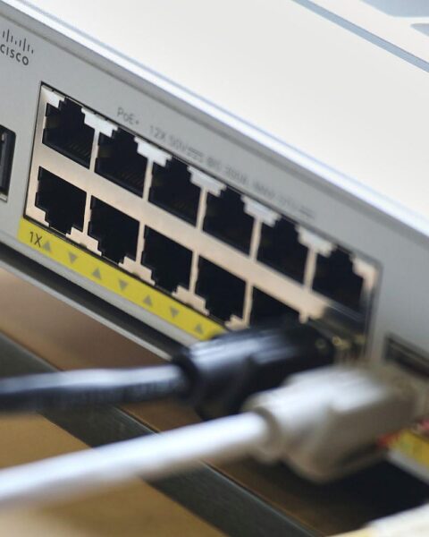 Netzwerk-Patchpanel mit modernen Technologien, symbolisiert digitales Lernen für Jugendliche im TUMO Saar.