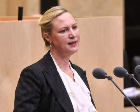 Dörte Schall erklärt Tarifvertrag für fairen Lohn im Steinmetz-Handwerk in Rheinland-Pfalz.