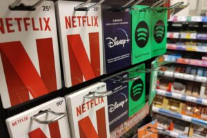 Guthaben-Karten für Streaming-Dienste, symbolisieren Musikcharts, besonders Taylor Swift und Netflix-Songs.