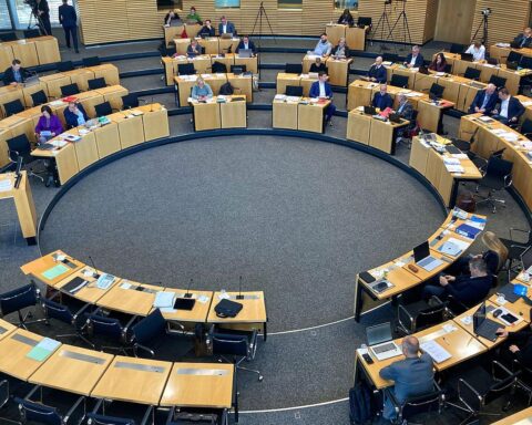 Thüringer Landtag mit Fokus auf Umweltminister Tilo Kummer und Infrastrukturgesetz.