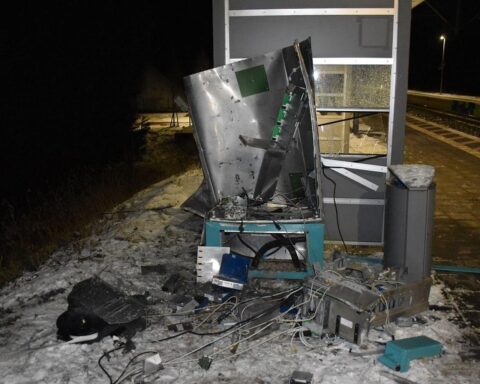 Zerstörter Ticketautomat am Bahnhof, Polizei sucht Zeugen nach Sprengung in Natrup Hagen.