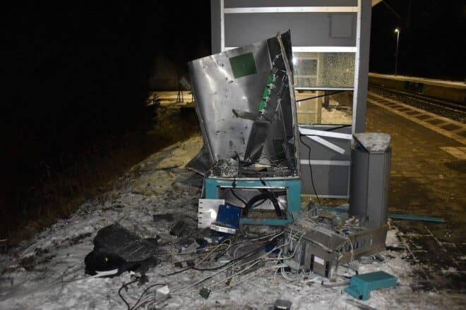 Ticketautomat am Bahnhof Natrup Hagen durch Sprengung zerstört
