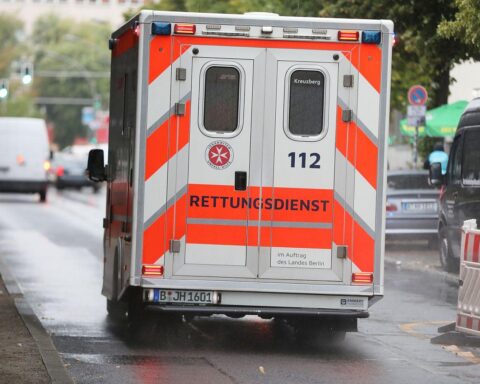 Rettungswagen am Unfallort, mit Fokus auf Einsatzkräfte und beschädigten Fahrzeugen.