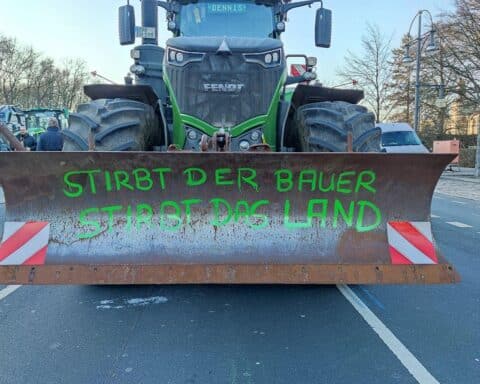 Traktoren fahren durch Ludwigsburg, Bauernproteste verursachen Verkehrsbeeinträchtigungen in der Region.