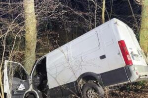 Transporter gegen Baum geprallt, Unfallstelle abgesichert, Polizei und Feuerwehr beim Einsatz.