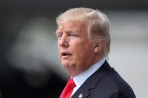 Trump diskutiert Grönland in Davos, umgeben von Politikern. Karte zeigt USA und Grönland.