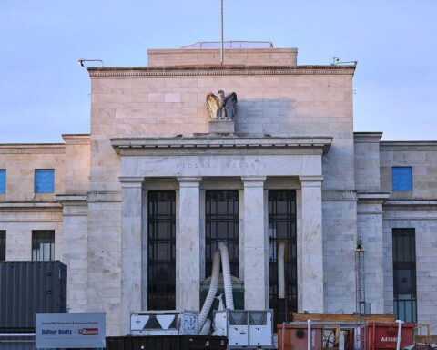 Baustelle am Sitz der Federal Reserve, symbolisiert Wandel und Unsicherheit in der Geldpolitik.