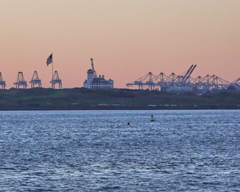 Trump kündigt 25% Sondersteuer auf Geschäfte mit Iran unterstützenden Ländern an.