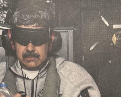 Maduro in Trainingsanzug, Kopfhörern, Wasserflasche, nach Festnahme auf USS Iwo Jima.