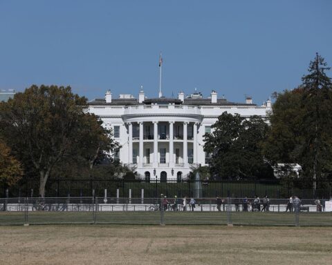 Trump kündigt massive Erhöhung des US-Militärbudgets auf 1,5 Billionen Dollar an.