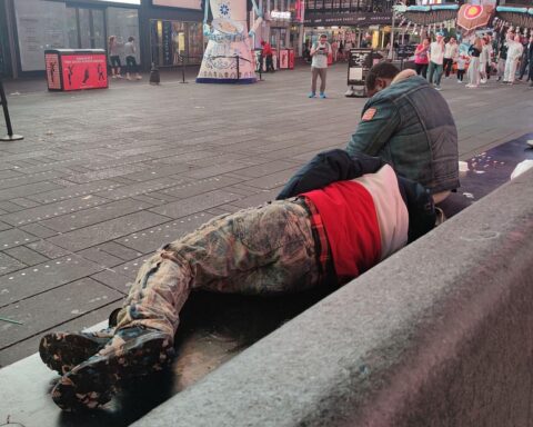 Obdachlose am Times Square: soziale Folgen des Arbeitsmarktes und wirtschaftlicher Unsicherheit in den USA.