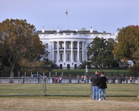 Weißes Haus, Symbol politischer Macht und Intervention, steht im Kontext venezolanischer Krisendiskussionen.
