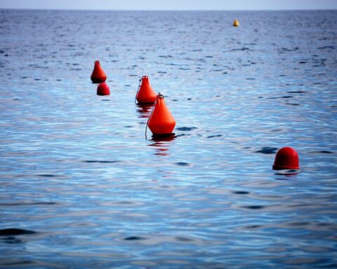 Bojen im Meer symbolisieren die maritime Suche nach dem beschlagnahmten russischen Öltanker.