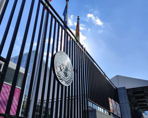 US-Flagge vor dem UN-Gebäude, symbolisiert Rückzug aus internationalen Organisationen und Klimaabkommen.