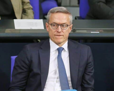 Ein Bild von Karsten Wildberger, symbolisiert Bürgerfeedback zur Bürokratieentlastung über Onlineportal.