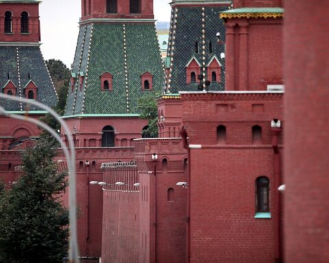 Kreml-Gebäude mit dramatischem Himmel, symbolisiert politische Spannungen und bevorstehende Verhandlungen über die Ukraine.