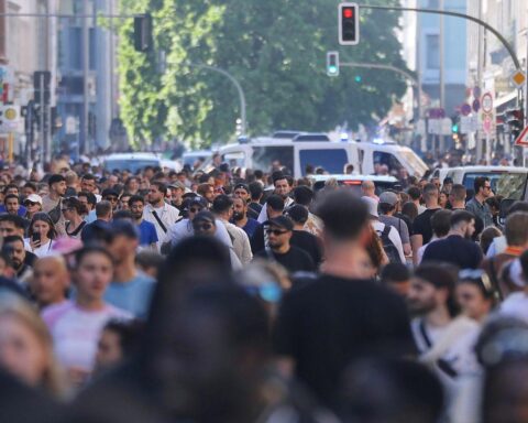 Menschen diskutieren besorgt politische Entwicklungen; negative Stimmung und Erwartungen an die Regierung sichtbar.