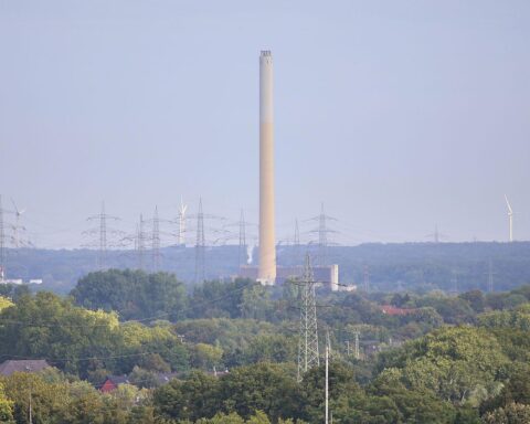 Industrie im Ruhrgebiet: Wandel zur Klimaneutralität, neue Technologien und Windkraftanlagen im Fokus.