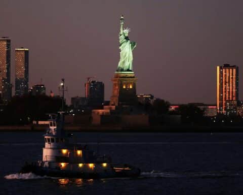 Umfrage zeigt Vertrauensverlust in die USA als Partner für Deutschland und Sorgen um Sicherheit.