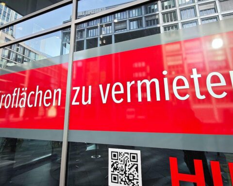 Büroflächen mit "Zu vermieten"-Schild, symbolisieren Wandel durch KI und Wohnraummangel.