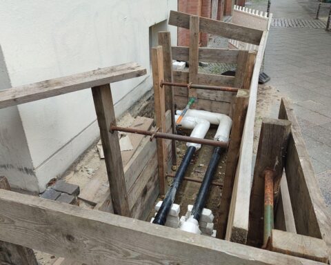 Politiker diskutiert über Heizungsgesetz, Umstieg auf erneuerbare Energien und soziale Förderung.